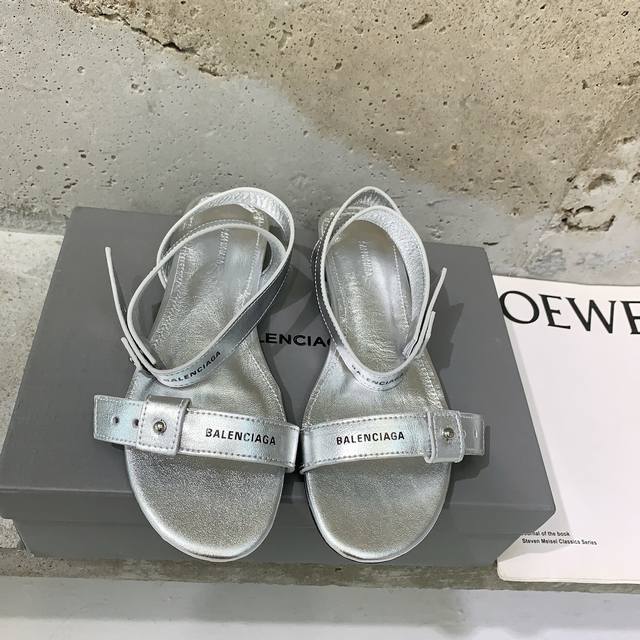 Balenciaga* 2025春夏新款朋克风凉鞋时髦有型，十足的潮流范儿对版高订牛皮面料，羊皮内里，意大利进口真皮大底，尺码：35-39# 40#订做不退换
