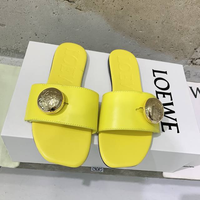 Loew*25春夏新款拖鞋造型别致，舒适度肉眼可见，慵懒随性又不失优雅对版牛皮面料，羊皮内里，意大利进口真皮大底，码数：35-39# 40#订做不退换