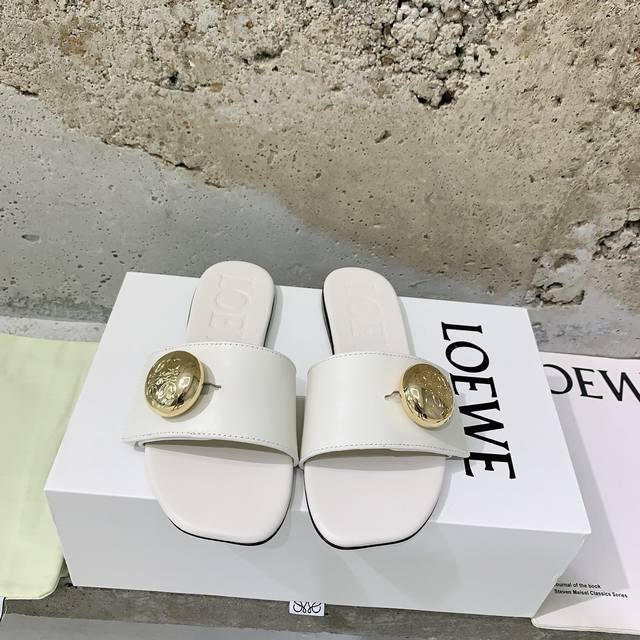 Loew*25春夏新款拖鞋造型别致，舒适度肉眼可见，慵懒随性又不失优雅对版牛皮面料，羊皮内里，意大利进口真皮大底，码数：35-39# 40#订做不退换