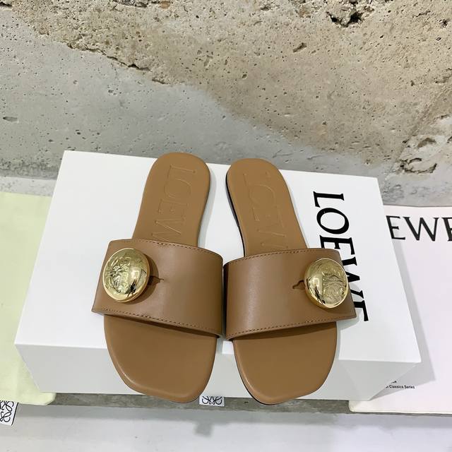 Loew*25春夏新款拖鞋造型别致，舒适度肉眼可见，慵懒随性又不失优雅对版牛皮面料，羊皮内里，意大利进口真皮大底，码数：35-39# 40#订做不退换