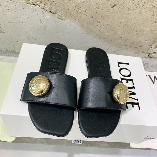 Loew*25春夏新款拖鞋造型别致，舒适度肉眼可见，慵懒随性又不失优雅对版牛皮面料，羊皮内里，意大利进口真皮大底，码数：35-39# 40#订做不退换