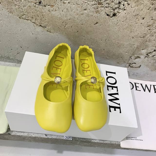 Loew* 2025新款芭蕾舞鞋Loewe的性冷淡简直美的不要不要的这鞋的特点就是舒适舒适再舒适超级柔软 对版绵羊皮面料，羊皮内里，私模橡胶防滑大底，码数：35