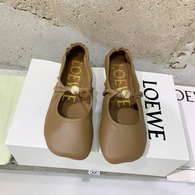 Loew* 2025新款芭蕾舞鞋Loewe的性冷淡简直美的不要不要的这鞋的特点就是舒适舒适再舒适超级柔软 对版绵羊皮面料，羊皮内里，私模橡胶防滑大底，码数：35