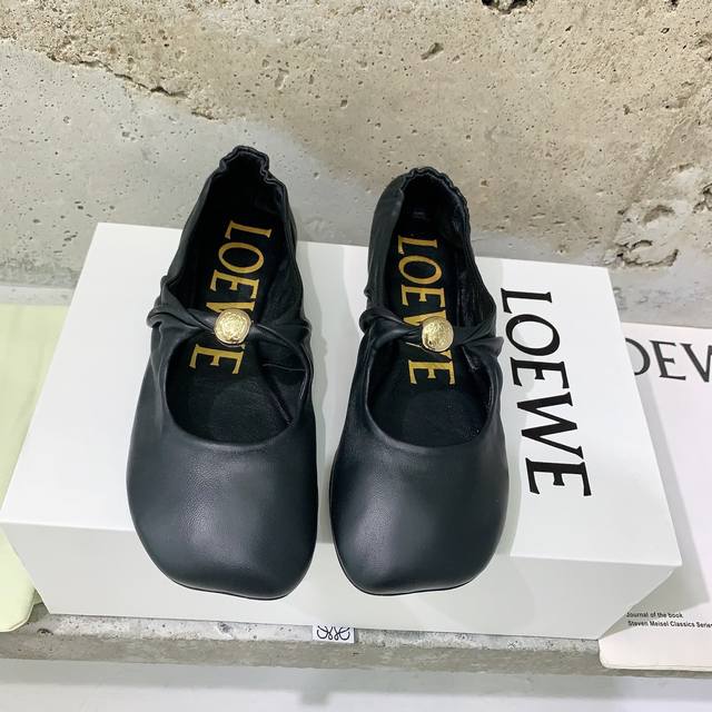 Loew* 2025新款芭蕾舞鞋Loewe的性冷淡简直美的不要不要的这鞋的特点就是舒适舒适再舒适超级柔软 对版绵羊皮面料，羊皮内里，私模橡胶防滑大底，码数：35