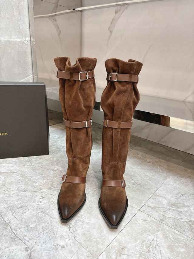 R132025秋冬新款堆堆靴美靴来临一个以朋克摇滚为内核和审美的品牌堆堆靴美出新高度显腿细又不失慵懒酷感酷飒有型对版牛皮 高丝光羊京面料，牛皮内里，意大利进口真