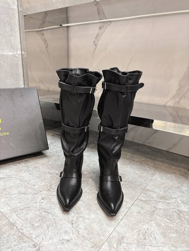 R132025秋冬新款堆堆靴美靴来临一个以朋克摇滚为内核和审美的品牌堆堆靴美出新高度显腿细又不失慵懒酷感酷飒有型对版牛皮 高丝光羊京面料，牛皮内里，意大利进口真