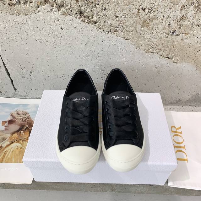 Dio*2025新款Lucky运动鞋这款鞋太仙了融合意大利的时尚元素，时刻都在宣誓着与众不同的魅力以Christian Dior Paris 点缀，慵懒又高级对