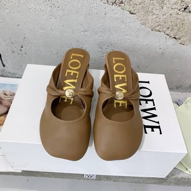 Loew* 2025新款芭蕾舞鞋Loewe的性冷淡简直美的不要不要的这鞋的特点就是舒适舒适再舒适超级柔软 对版绵羊皮面料，羊皮内里，私模橡胶防滑大底，码数：35