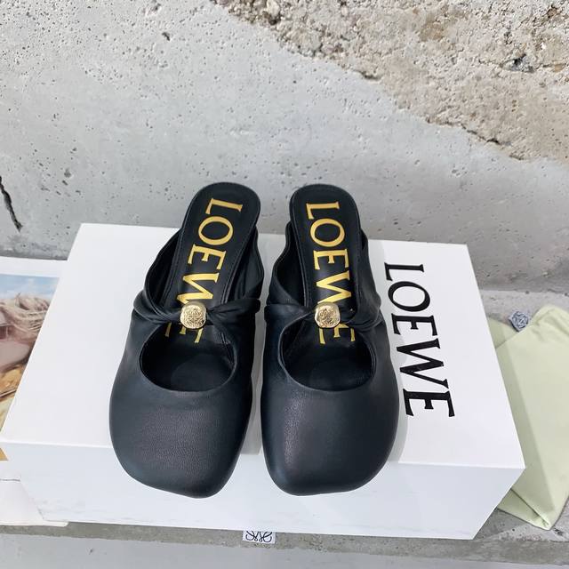 Loew* 2025新款芭蕾舞鞋Loewe的性冷淡简直美的不要不要的这鞋的特点就是舒适舒适再舒适超级柔软 对版绵羊皮面料，羊皮内里，私模橡胶防滑大底，码数：35