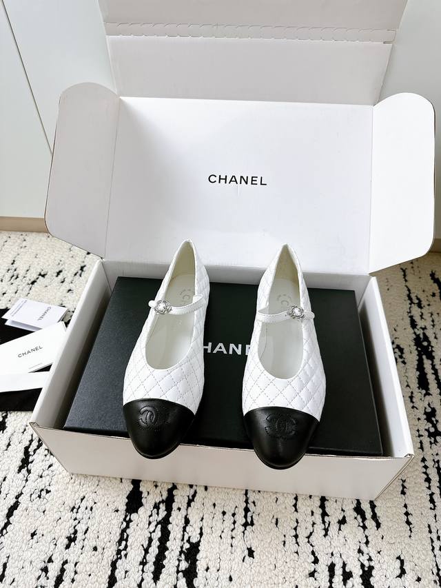 飞机盒+10 **香奈儿Chanel芭蕾舞平底鞋｜经典永不过时** 这双 **Chanel经典芭蕾舞鞋** 也太绝了吧！ 细腻的 **牛皮面料** 搭配 **电