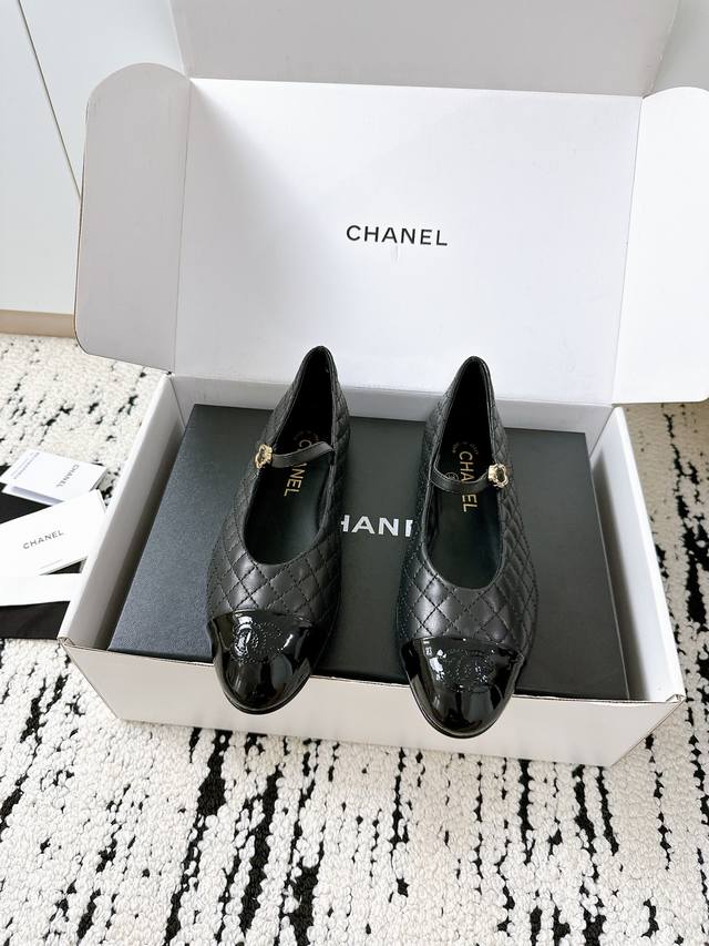 飞机盒+10 **香奈儿Chanel芭蕾舞平底鞋｜经典永不过时** 这双 **Chanel经典芭蕾舞鞋** 也太绝了吧！ 细腻的 **牛皮面料** 搭配 **电