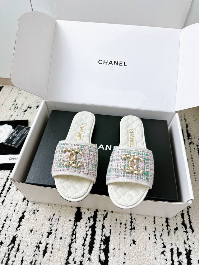 飞机盒+10 Chanel香奈儿25 A夏季 新款拖鞋 专柜品质 每年必入的经典款之一！设计 更加彰显和品味～所有材质都根据原版定制！购入正品开发。万能百搭神器