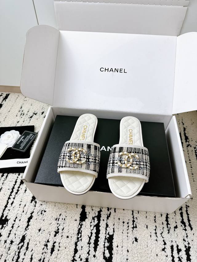 飞机盒+10 Chanel香奈儿25 A夏季 新款拖鞋 专柜品质 每年必入的经典款之一！设计 更加彰显和品味～所有材质都根据原版定制！购入正品开发。万能百搭神器