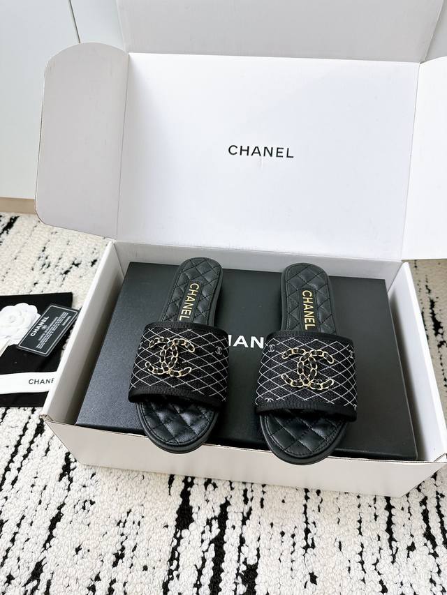 飞机盒+10 Chanel香奈儿25 A夏季 新款拖鞋 专柜品质 每年必入的经典款之一！设计 更加彰显和品味～所有材质都根据原版定制！购入正品开发。万能百搭神器