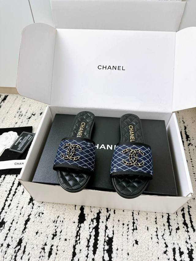 飞机盒+10 Chanel香奈儿25 A夏季 新款拖鞋 专柜品质 每年必入的经典款之一！设计 更加彰显和品味～所有材质都根据原版定制！购入正品开发。万能百搭神器