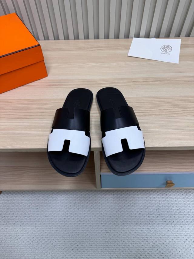 情侣款*爱马仕 Lzmir 复古二舅拖｜经典H拖，永不过时的法式优雅** 这双 **爱马仕 Lzmir** 拖鞋，是真正的 **“低调奢华”** 代名词！经典