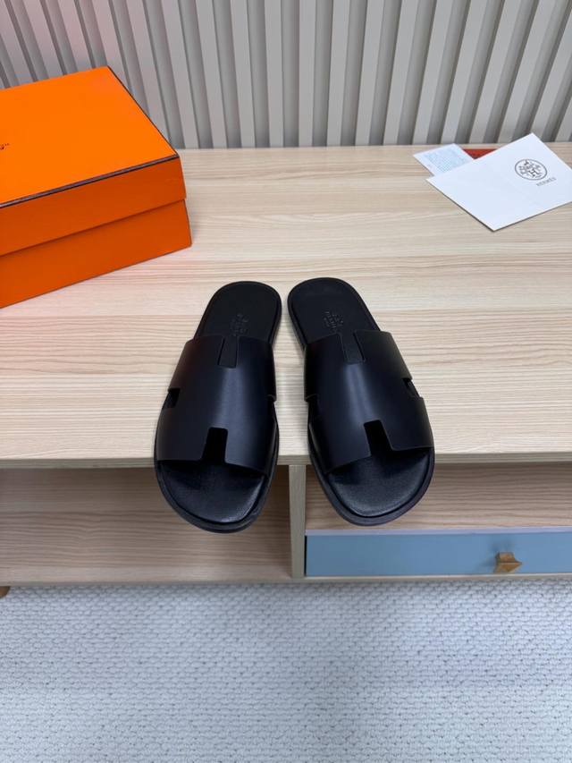 情侣款*爱马仕 Lzmir 复古二舅拖｜经典H拖，永不过时的法式优雅** 这双 **爱马仕 Lzmir** 拖鞋，是真正的 **“低调奢华”** 代名词！经典