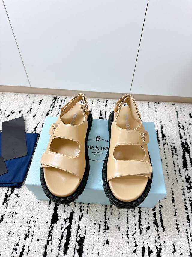 Prada 2025春夏限定｜情侣凉鞋 时髦玩家的终极选择** 这双 **Prada** 凉鞋，一上脚就赢了！2025春夏新款，**代购级** 质感，经典与潮流