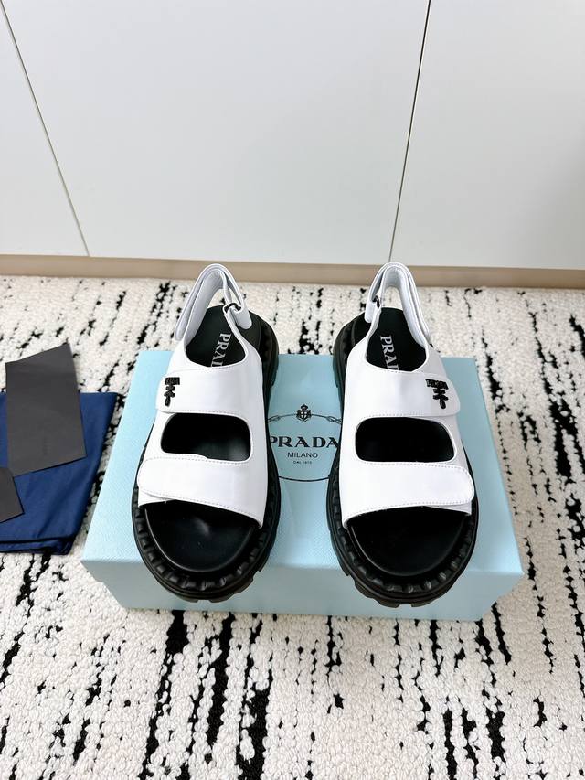 Prada 2025春夏限定｜情侣凉鞋 时髦玩家的终极选择** 这双 **Prada** 凉鞋，一上脚就赢了！2025春夏新款，**代购级** 质感，经典与潮流