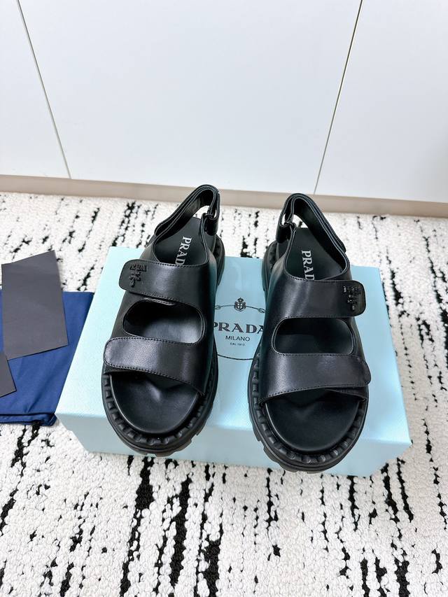 Prada 2025春夏限定｜情侣凉鞋 时髦玩家的终极选择** 这双 **Prada** 凉鞋，一上脚就赢了！2025春夏新款，**代购级** 质感，经典与潮流