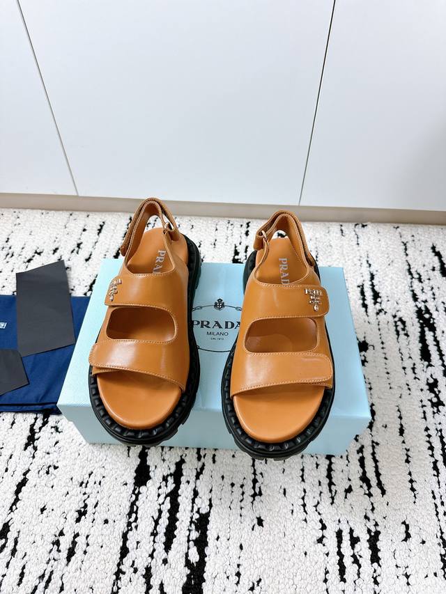 Prada 2025春夏限定｜情侣凉鞋 时髦玩家的终极选择** 这双 **Prada** 凉鞋，一上脚就赢了！2025春夏新款，**代购级** 质感，经典与潮流