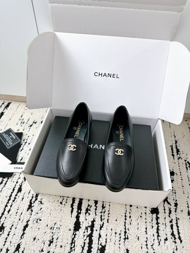 飞机盒+10**Chanel香奈儿25 A夏季新款单鞋｜代购级专柜品质** 每年必入的经典款来啦！这一季的Chanel单鞋，设计更显高级，轻松提升整体穿搭品味～
