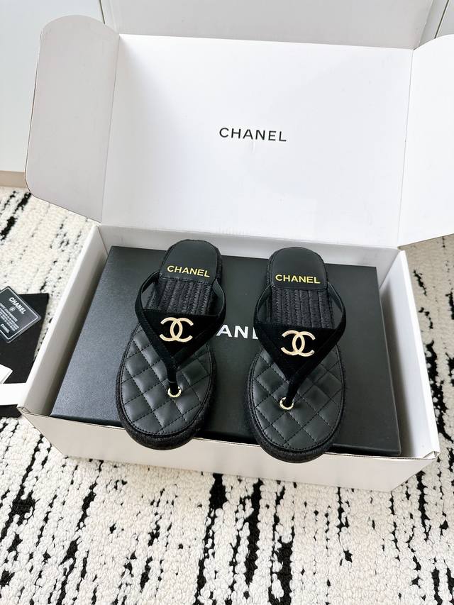 飞机盒+10**Chanel香奈儿25 A夏季新款草编拖鞋｜代购级宝藏单品！** **经典双C装饰扣**，低调奢华，一眼心动！全真皮面料+柔软羊皮内里，每一步都