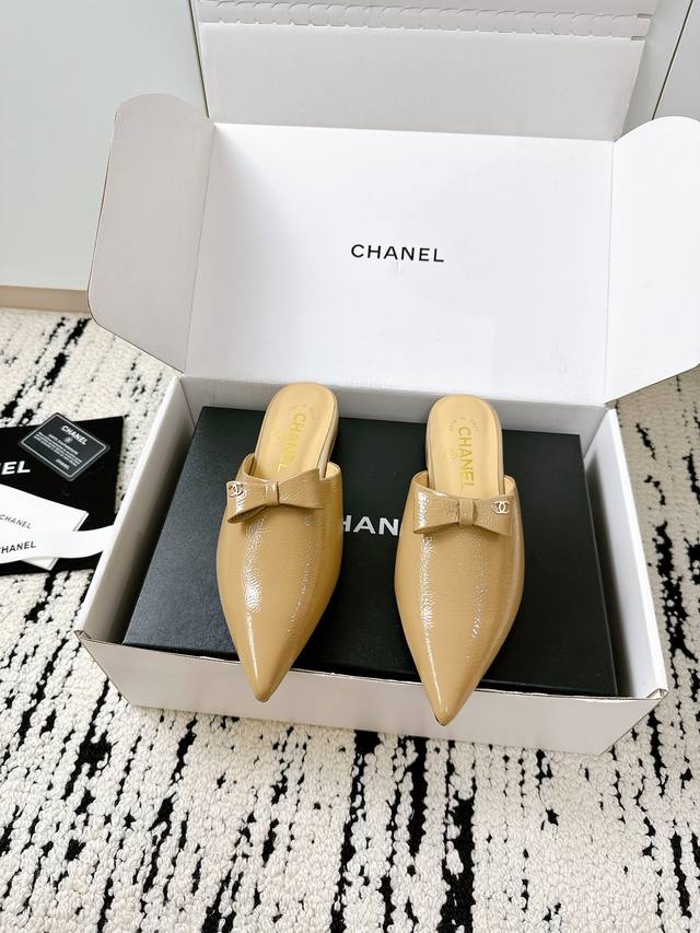飞机盒+10** 代购级品质｜Chanel 25 A 夏季蝴蝶结拖鞋 优雅到指尖** 今年夏天，必须为鞋柜添上这双 **香奈儿蝴蝶结尖头拖鞋** ！ 专柜同款工