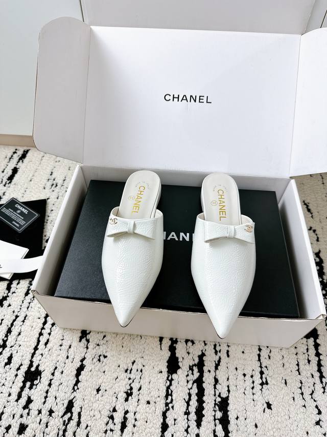飞机盒+10** 代购级品质｜Chanel 25 A 夏季蝴蝶结拖鞋 优雅到指尖** 今年夏天，必须为鞋柜添上这双 **香奈儿蝴蝶结尖头拖鞋** ！ 专柜同款工