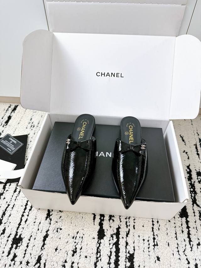 飞机盒+10** 代购级品质｜Chanel 25 A 夏季蝴蝶结拖鞋 优雅到指尖** 今年夏天，必须为鞋柜添上这双 **香奈儿蝴蝶结尖头拖鞋** ！ 专柜同款工
