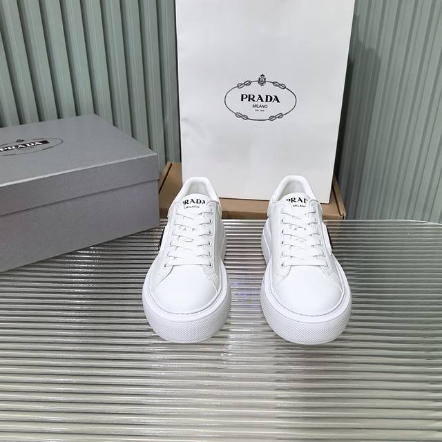 Prada 25Ss P家 25春夏情侣款 厚底小白鞋 进口开边珠牛皮 进口小牛皮细节感跟好 三角标点缀，简单高级！ 关键上脚超显腿长，轻松拉长腿部显腿！ Si