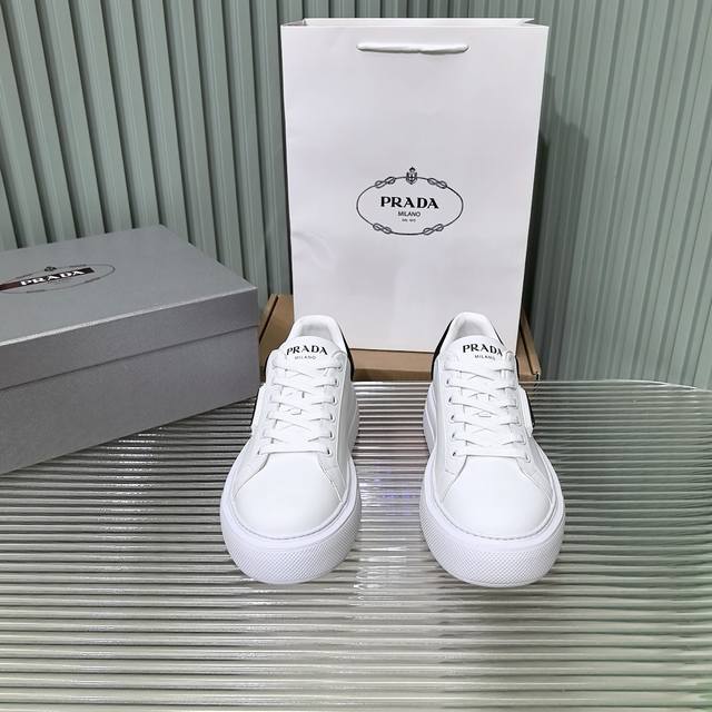 Prada 25Ss P家 25春夏情侣款 厚底小白鞋 进口开边珠牛皮 进口小牛皮细节感跟好 三角标点缀，简单高级！ 关键上脚超显腿长，轻松拉长腿部显腿！ Si