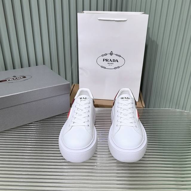 Prada 25Ss P家 25春夏情侣款 厚底小白鞋 进口开边珠牛皮 进口小牛皮细节感跟好 三角标点缀，简单高级！ 关键上脚超显腿长，轻松拉长腿部显腿！ Si