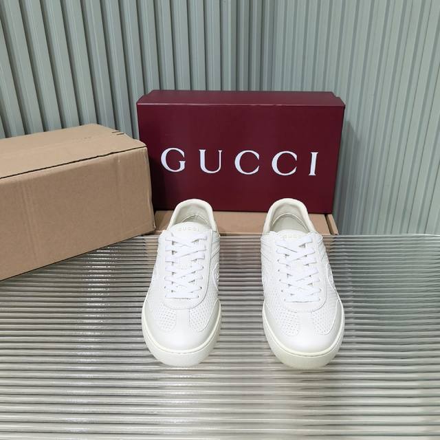 Gucci G74 德训鞋 原版购入开发 做货 采用创新缝线工艺制作，打造如水般的流动质感。 皮革设计搭配三维立体互扣式双G皮革贴饰和Gucci字母配件，以3D