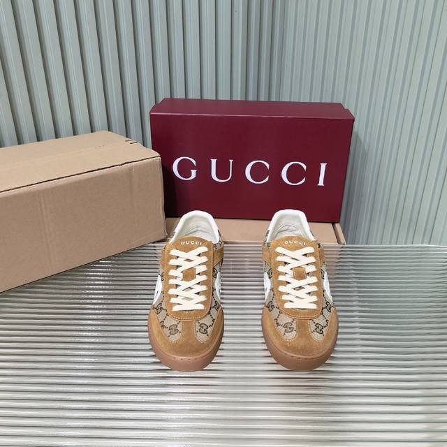 Gucci G74 德训鞋 原版购入开发 做货 采用创新缝线工艺制作，打造如水般的流动质感。 皮革设计搭配三维立体互扣式双G皮革贴饰和Gucci字母配件，以3D