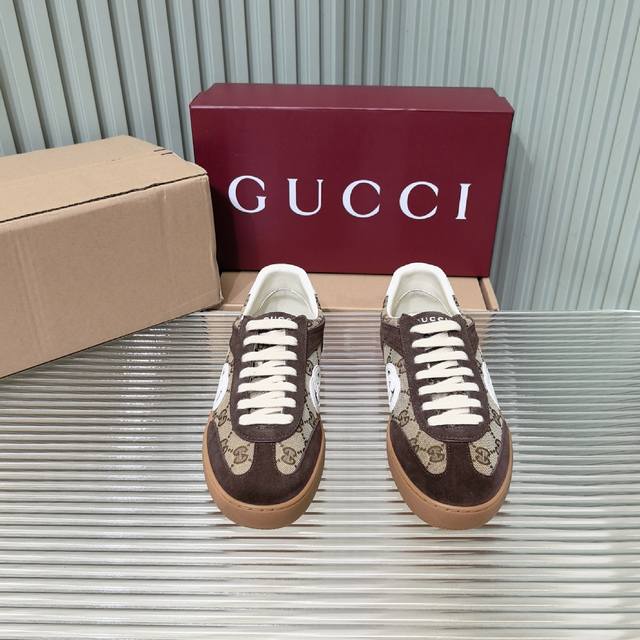 Gucci G74 德训鞋 原版购入开发 做货 采用创新缝线工艺制作，打造如水般的流动质感。 皮革设计搭配三维立体互扣式双G皮革贴饰和Gucci字母配件，以3D