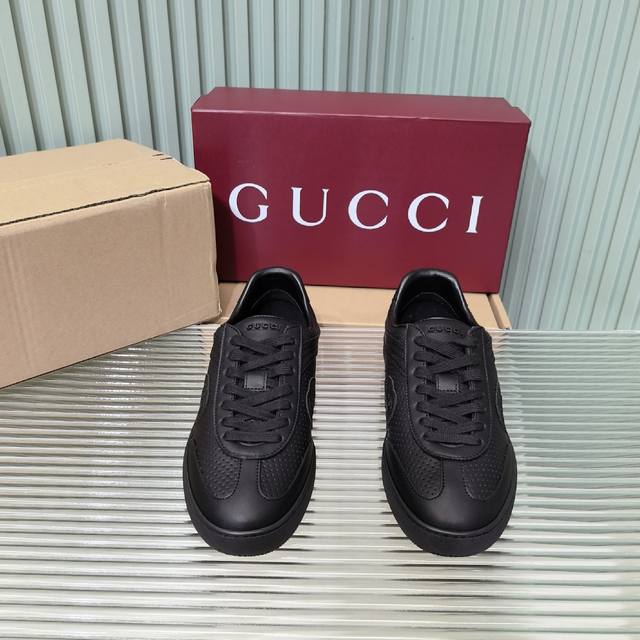 Gucci G74 德训鞋 原版购入开发 做货 采用创新缝线工艺制作，打造如水般的流动质感。 皮革设计搭配三维立体互扣式双G皮革贴饰和Gucci字母配件，以3D