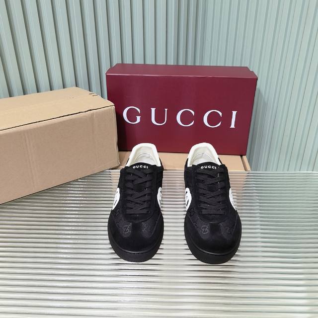 Gucci G74 德训鞋 原版购入开发 做货 采用创新缝线工艺制作，打造如水般的流动质感。 皮革设计搭配三维立体互扣式双G皮革贴饰和Gucci字母配件，以3D