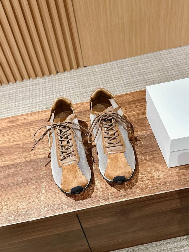 莞产 #新款德训网面运动鞋，将休闲极简进行到底 极简永远可以相信Therow，很M非常柔软舒适，很百搭的一双鞋。云朵般的脚感，舒服到不想脱下 面部结构面料采用进