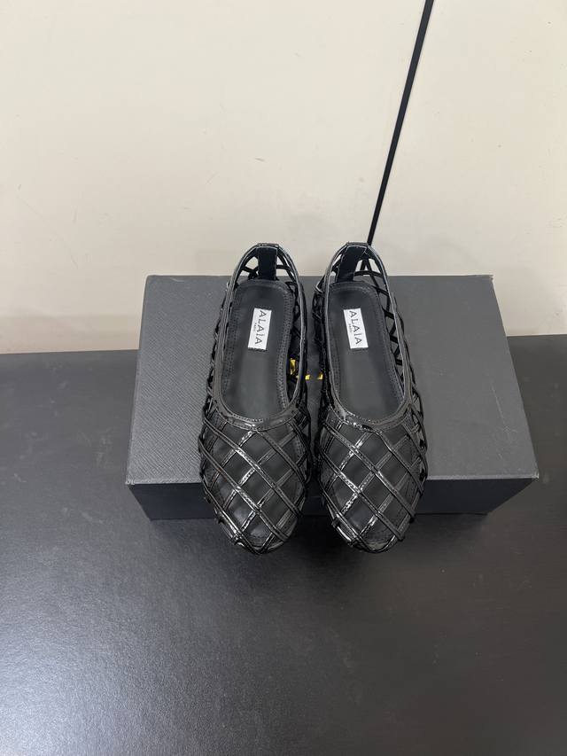Alaia 2 阿萊雅新品镂空平底鞋 这款镂空平底鞋 是时髦精的“脚腕高光” 几何格纹编织 把建筑感穿在脚上 简约自带清冷高级感 每一步都像在巴黎左岸漫步 踩出