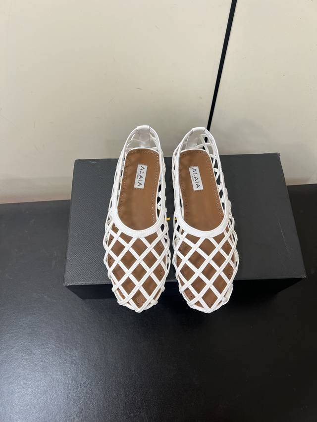 Alaia 2 阿萊雅新品镂空平底鞋 这款镂空平底鞋 是时髦精的“脚腕高光” 几何格纹编织 把建筑感穿在脚上 简约自带清冷高级感 每一步都像在巴黎左岸漫步 踩出