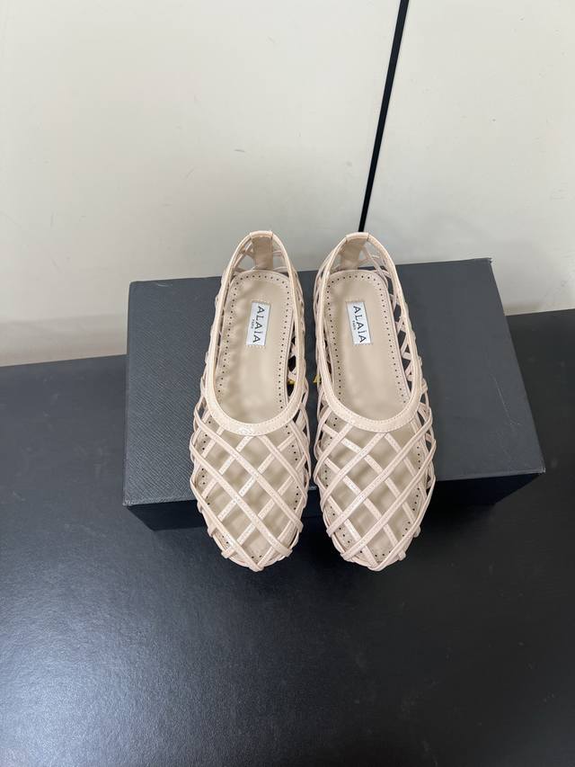 Alaia 2 阿萊雅新品镂空平底鞋 这款镂空平底鞋 是时髦精的“脚腕高光” 几何格纹编织 把建筑感穿在脚上 简约自带清冷高级感 每一步都像在巴黎左岸漫步 踩出
