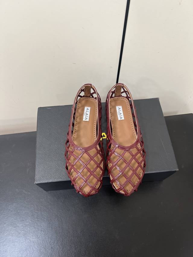 Alaia 2 阿萊雅新品镂空平底鞋 这款镂空平底鞋 是时髦精的“脚腕高光” 几何格纹编织 把建筑感穿在脚上 简约自带清冷高级感 每一步都像在巴黎左岸漫步 踩出