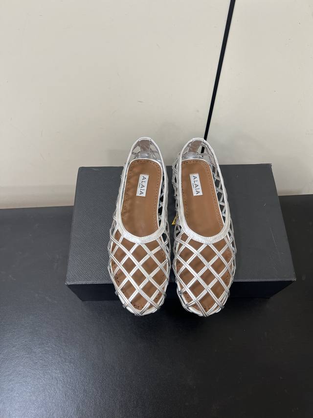 Alaia 2 阿萊雅新品镂空平底鞋 这款镂空平底鞋 是时髦精的“脚腕高光” 几何格纹编织 把建筑感穿在脚上 简约自带清冷高级感 每一步都像在巴黎左岸漫步 踩出
