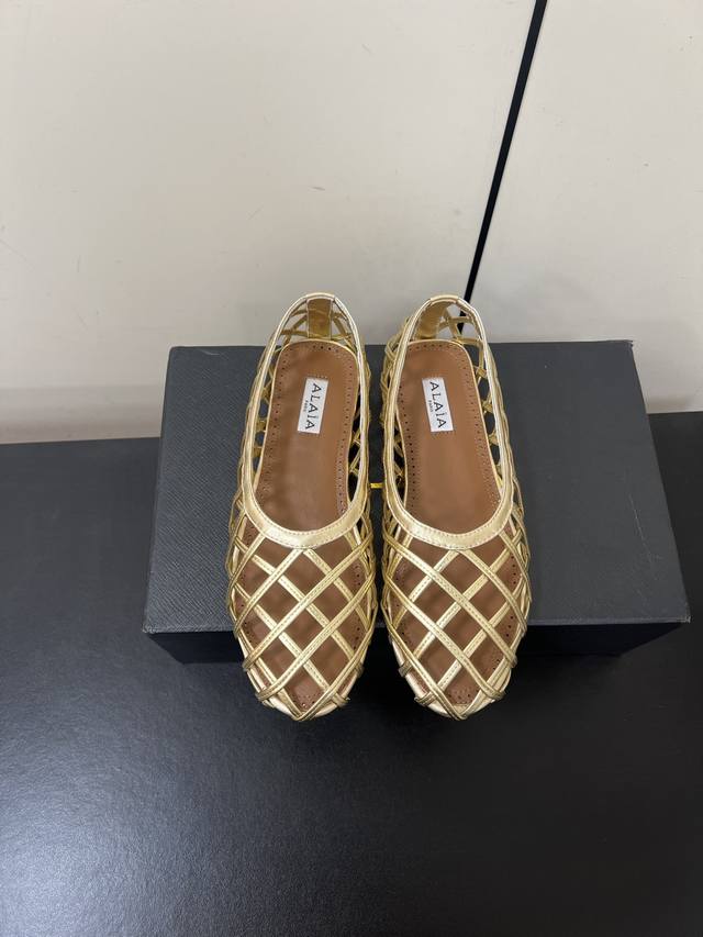 Alaia 2 阿萊雅新品镂空平底鞋 这款镂空平底鞋 是时髦精的“脚腕高光” 几何格纹编织 把建筑感穿在脚上 简约自带清冷高级感 每一步都像在巴黎左岸漫步 踩出