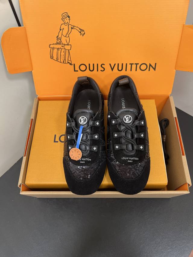 Lv Ss25 New Arrival～从足尖来到街头，在 Balletcore 演变的关键节点，Lv用名为 Lv Sneakerina 的鞋款，给出了柔软之外