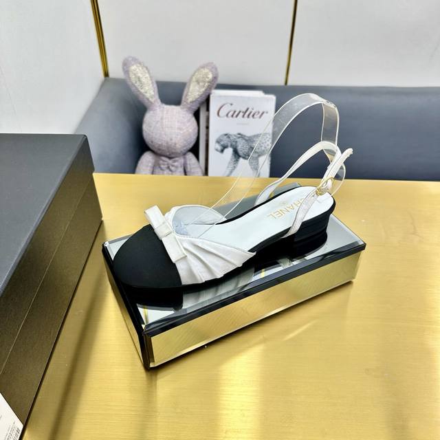 厂价 Chane*｜小香25C早春新品 缎面蝴蝶结凉鞋系列！ 法式风情 真是美到心尖尖上啦！ 优雅又浪漫的仙女应该就是这样吧 极简的配色加上绸缎蝴蝶结深入人心~