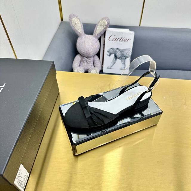 厂价 Chane*｜小香25C早春新品 缎面蝴蝶结凉鞋系列！ 法式风情 真是美到心尖尖上啦！ 优雅又浪漫的仙女应该就是这样吧 极简的配色加上绸缎蝴蝶结深入人心~