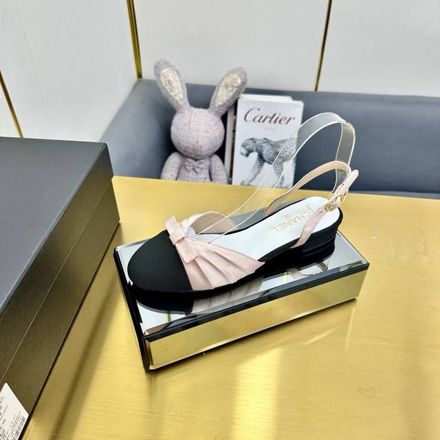 厂价 Chane*｜小香25C早春新品 缎面蝴蝶结凉鞋系列！ 法式风情 真是美到心尖尖上啦！ 优雅又浪漫的仙女应该就是这样吧 极简的配色加上绸缎蝴蝶结深入人心~