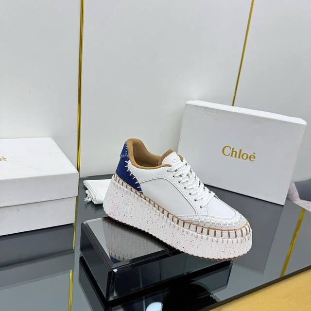 秋冬新款蔻依Chloe专柜同步上市新款凉鞋，春夏款广升 风靡整个时尚圈以来，多色多款，这款面料使用进口牛皮，，质地清爽透气不焖脚 时尚简约范儿 女神都爱 美翻啦